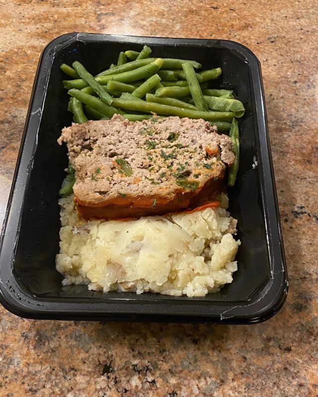 Turkey meatloaf with garlic mashed potatoes(homemade) and turkey meatloaf with garlic mashed potatoes with ranch dressing 👌😊😊😊 www.longlifemealprep.com