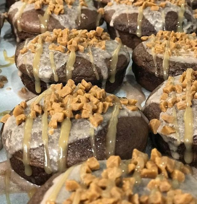 Two favorites on the dessert list this week🔥 Simply Delicious 💥  Caramel Toffee Protein Donut!!! And Strawberry Shortcake Protein Poppers!!! Don’t forget to add them :-) www.longlifemealprep.com we promise you won’t be disappointed💯
